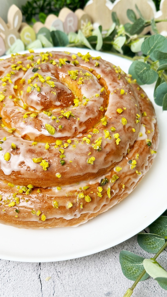 Hefekranz mit Pistazien und Marzipan - Osterkranz Rezept