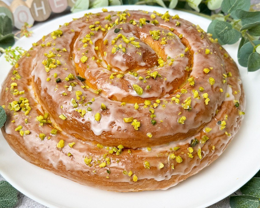 Hefekranz mit Pistazien und Marzipan - Osterkranz 