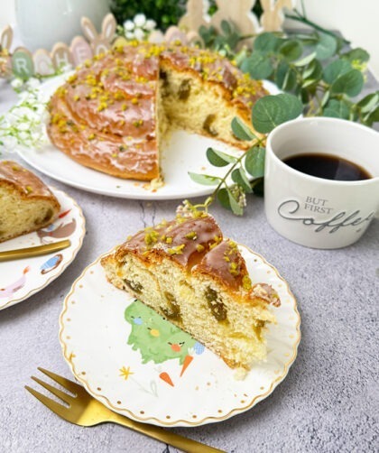 Hefekranz mit Pistazien und Marzipan - Osterkranz