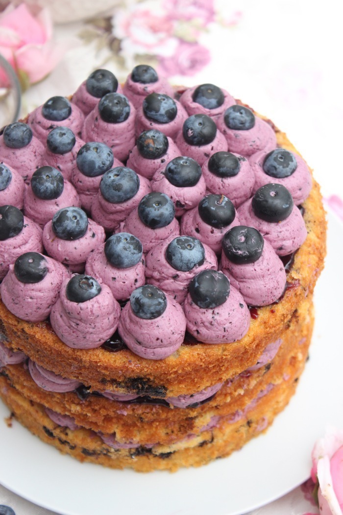 Fruchtige und cremige heidelbeer-buttercreme torte