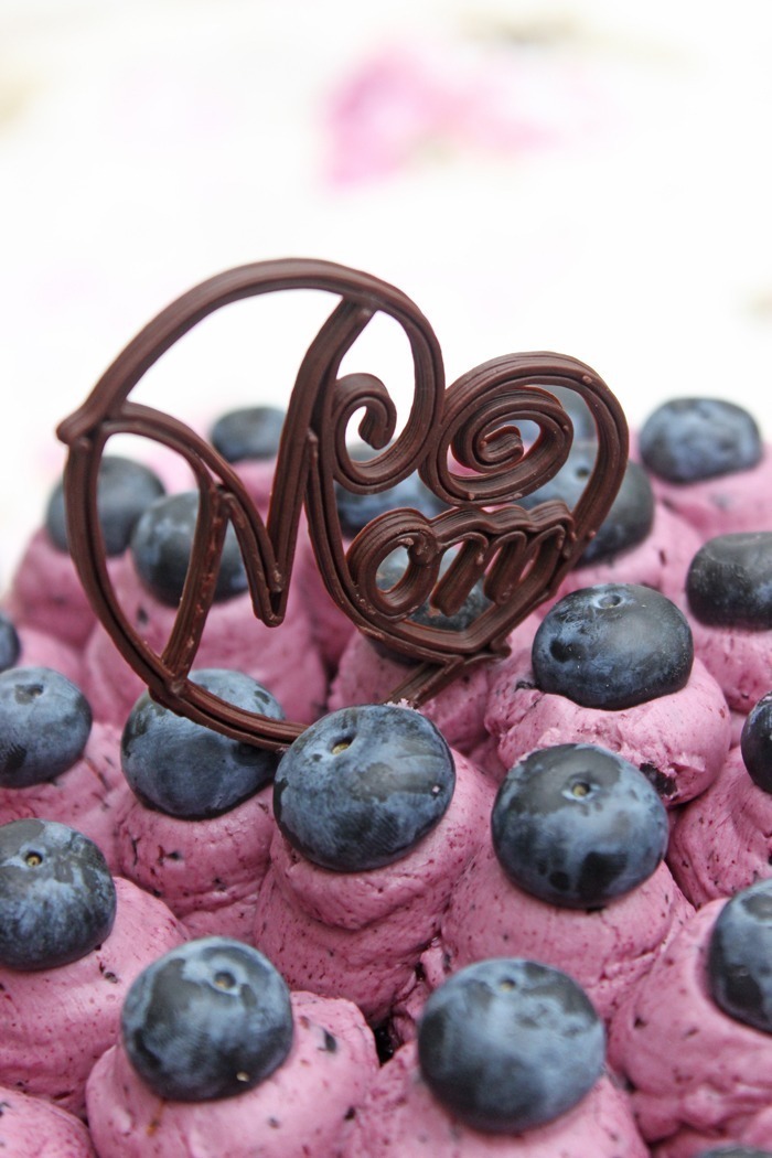 Fruchtige und cremige heidelbeer-buttercreme torte