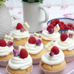 Himbeer-Cupcakes mit Vanille-Frosting