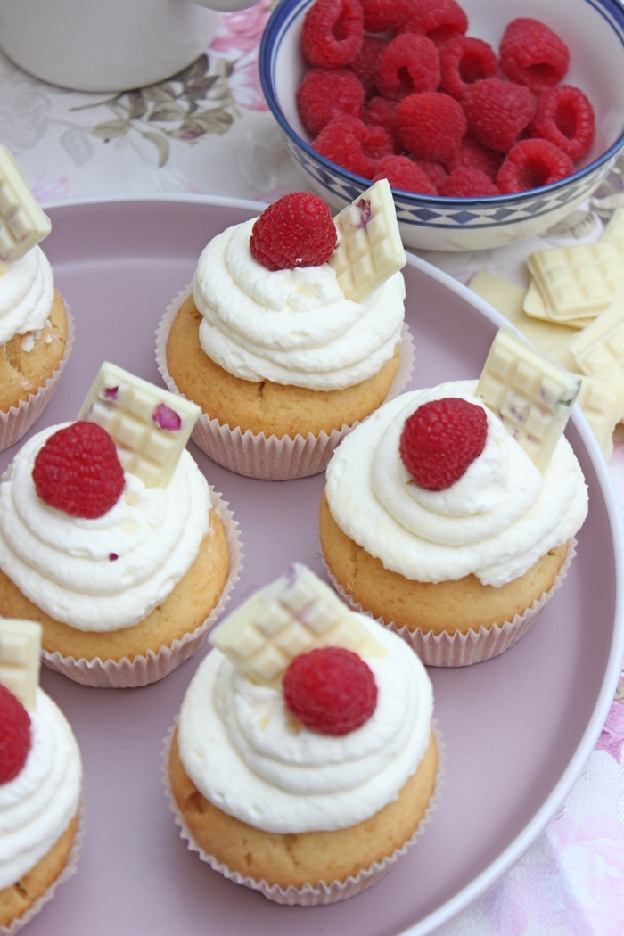 Fruchtige Himbeer-Cupcakes mit Vanille-Frosting mit Marmetube