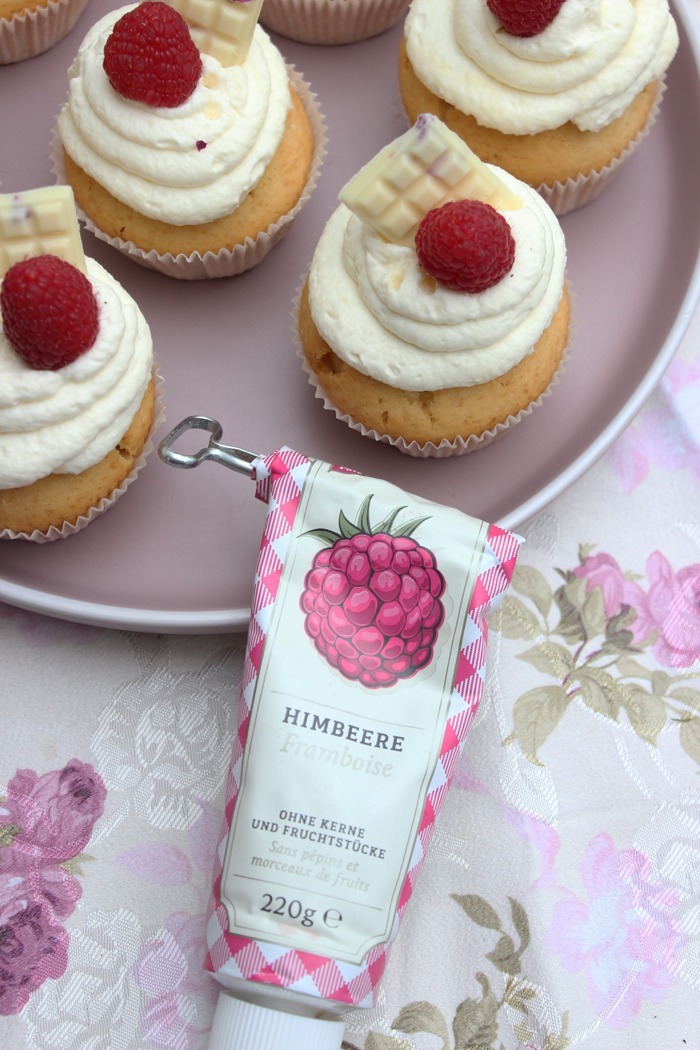 Fruchtige Himbeer-Cupcakes mit Vanille-Frosting mit Marmetube