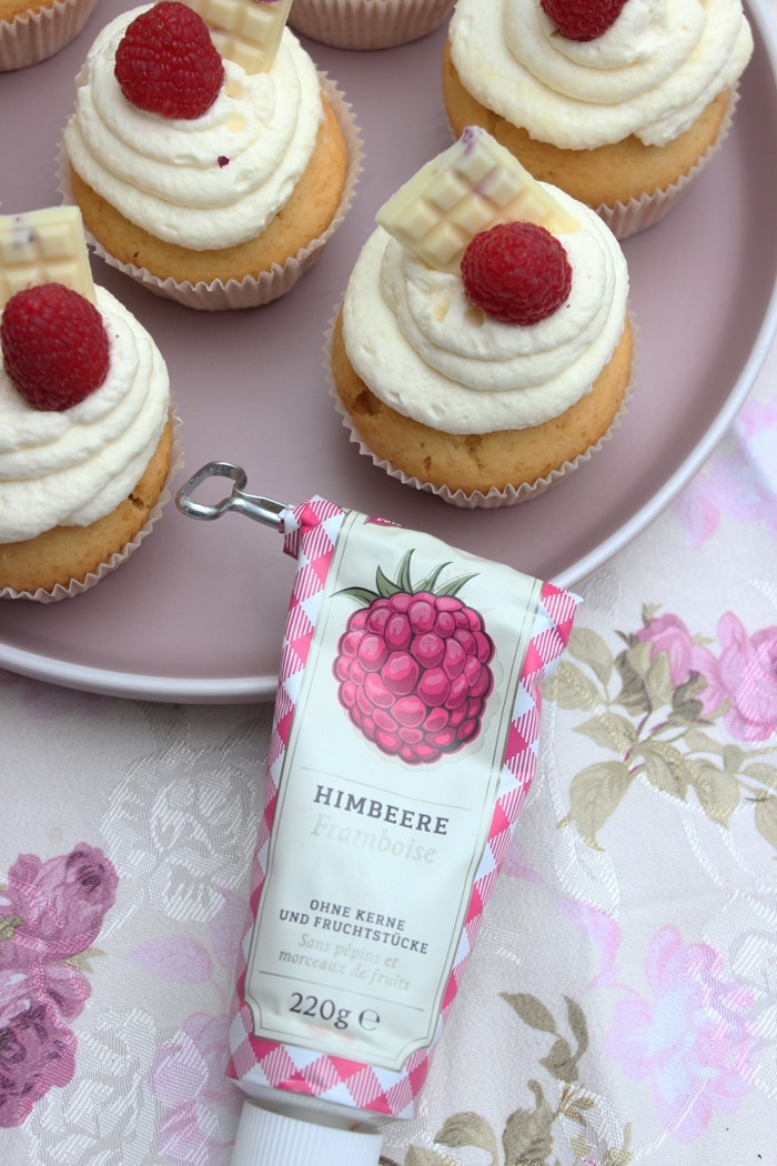 Himbeer-Cupcakes mit Vanille-Frosting mit Marmetube