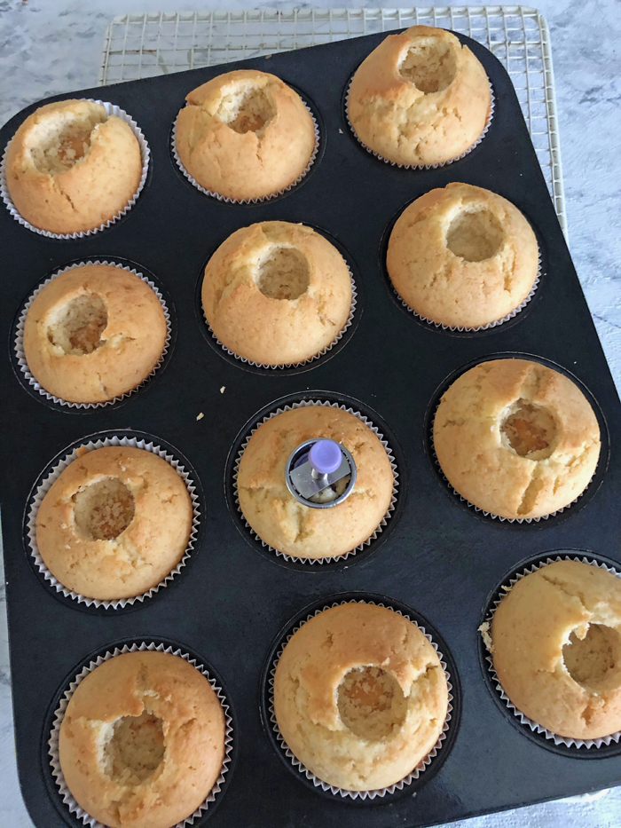 Himbeer-Cupcakes mit Vanille-Frosting mit Marmetube
