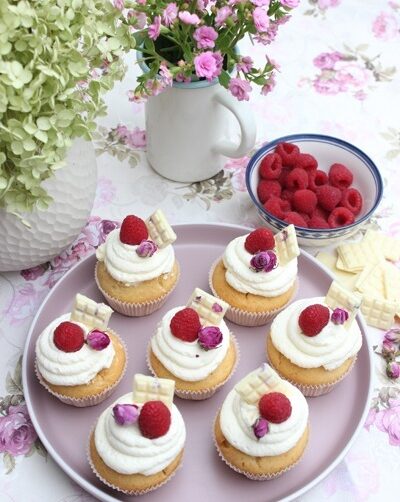 IMG Himbeer Cupcakes mit Vanille Frosting mit Marmetube Titelbild