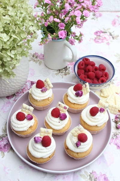 IMG Himbeer Cupcakes mit Vanille Frosting mit Marmetube Titelbild