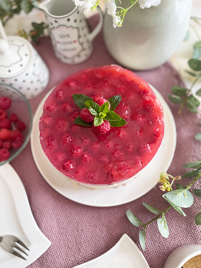 Mega cremige und fruchtige Himbeer-Joghurt-Torte