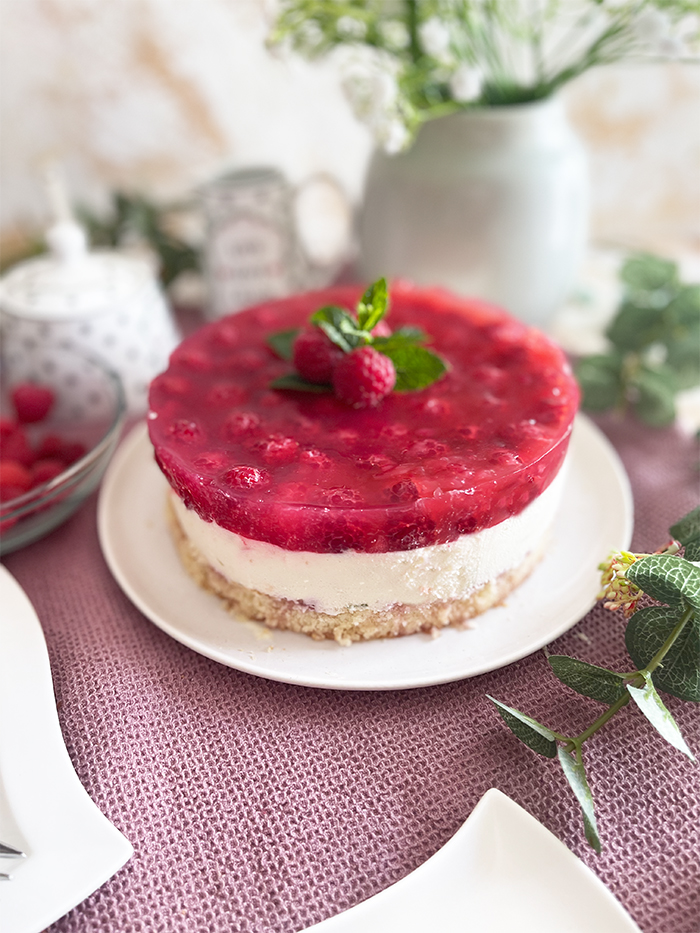 Mega cremige und fruchtige Himbeer-Joghurt-Torte