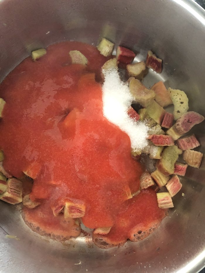Himmelstorte mit erdbeeren und rhabarber