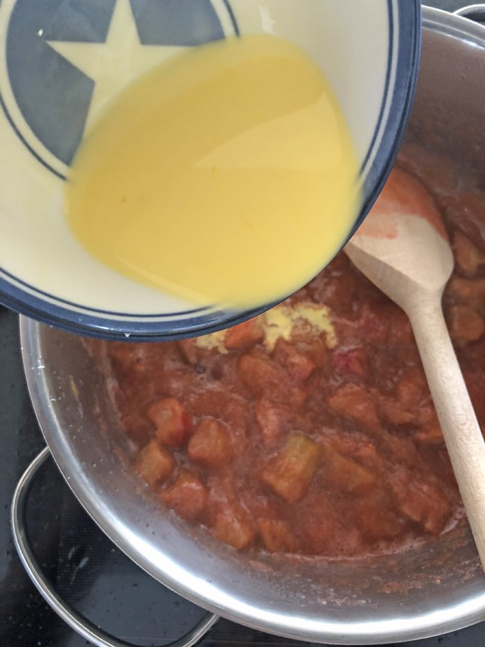 Himmelstorte mit erdbeeren und rhabarber