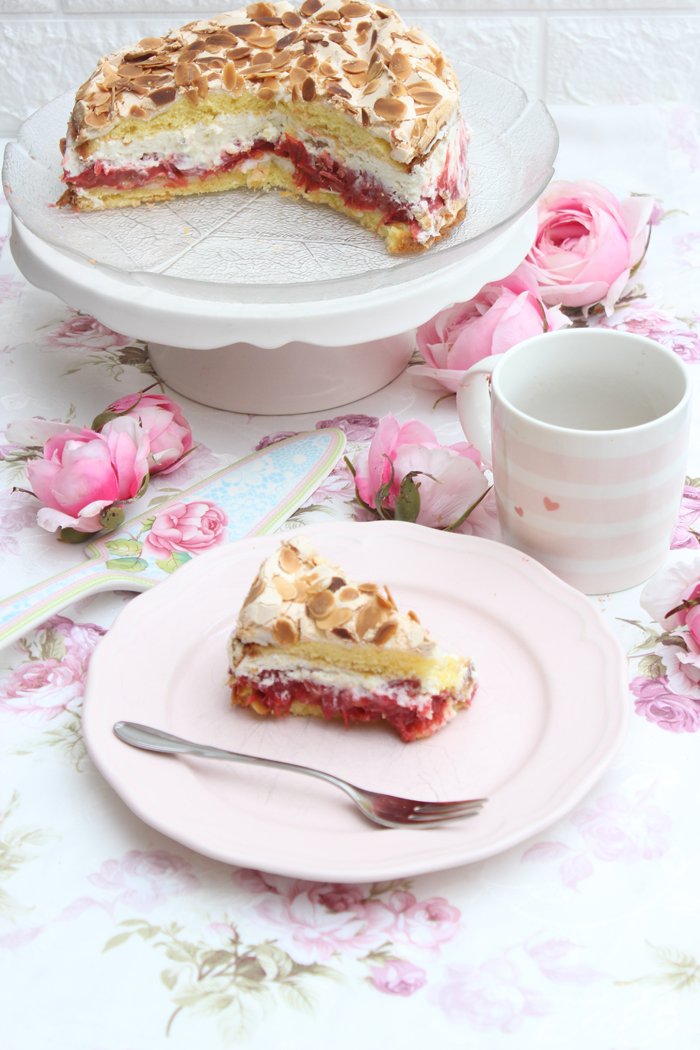 Himmelstorte mit erdbeeren und rhabarber