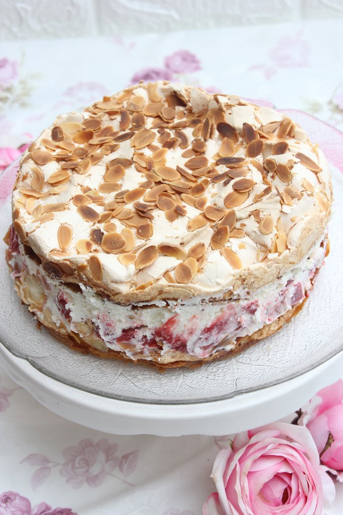 Himmelstorte mit erdbeeren und rhabarber