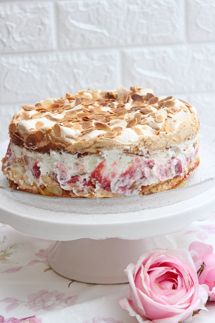 Himmelstorte mit erdbeeren und rhabarber