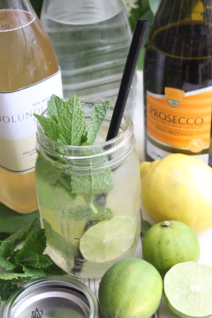Holunderblütensirup mit Zitrone, Vanille & Apfelsaft - Ideal zum Trinken & Backen