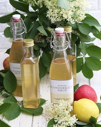IMG Holunderblütensirup mit Zitrone Vanille Apfelsaft Titelb