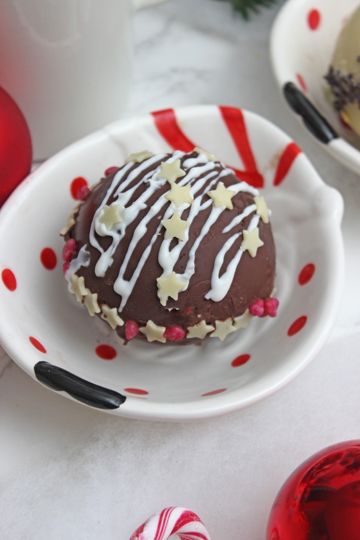 Hot chocolate bombs rezept - heiße gefüllte schokoladenkugeln