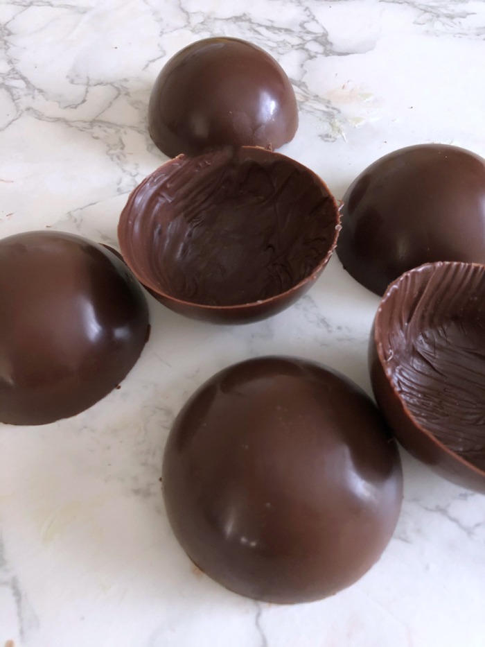 Hot chocolate bombs rezept - heiße gefüllte schokoladenkugeln