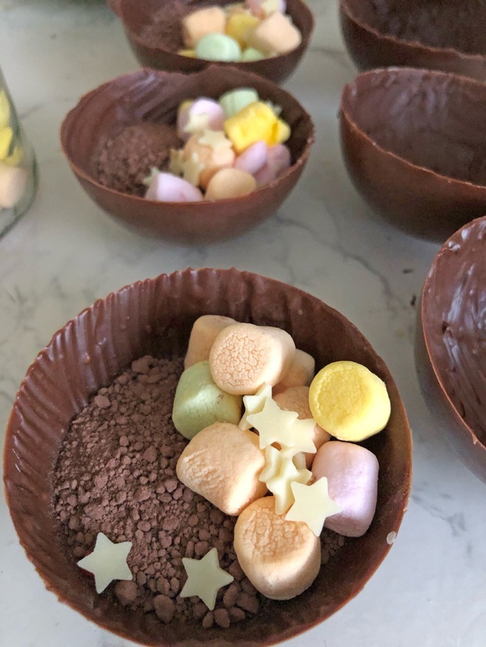 Hot chocolate bombs rezept - heiße gefüllte schokoladenkugeln