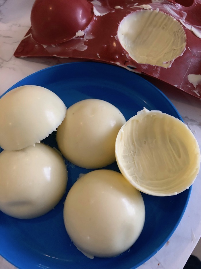 Hot chocolate bombs rezept - heiße gefüllte schokoladenkugeln