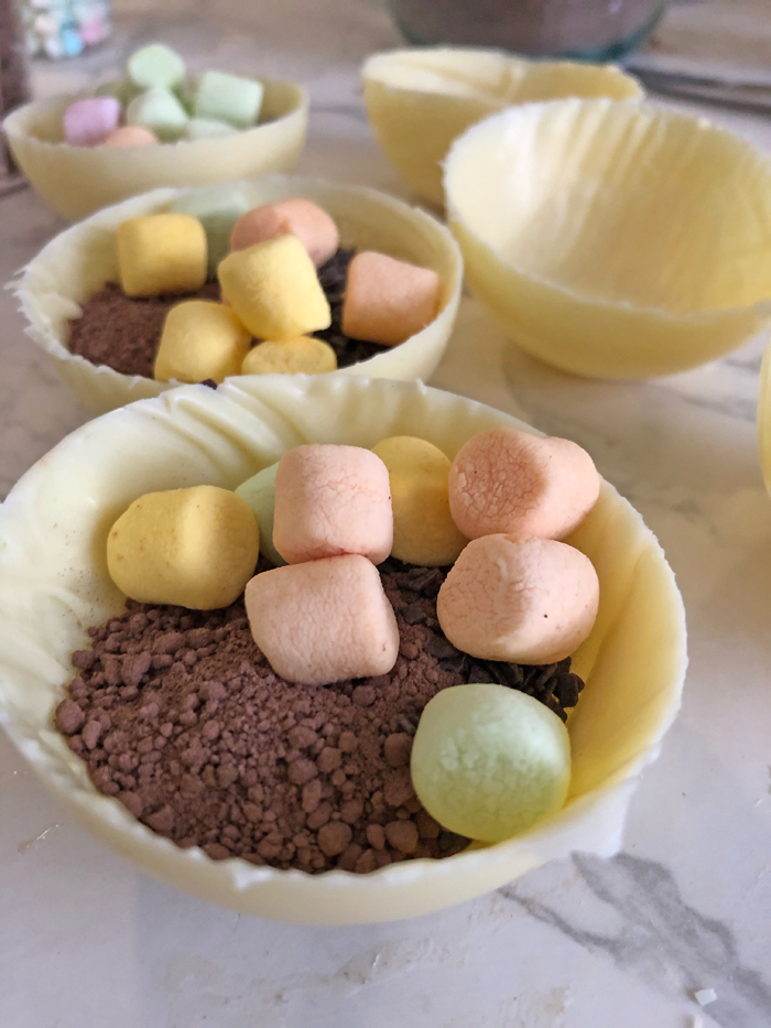 Hot chocolate bombs rezept - heiße gefüllte schokoladenkugeln
