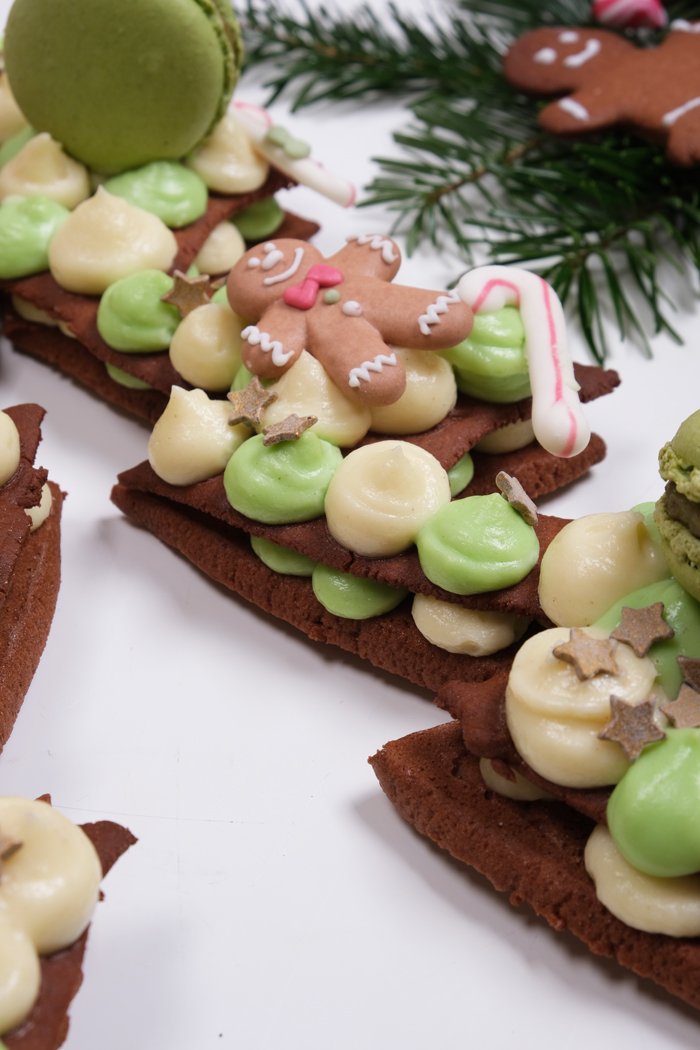 Weihnachlicher lebkuchen-tannenbaum cake nach letter cake-art