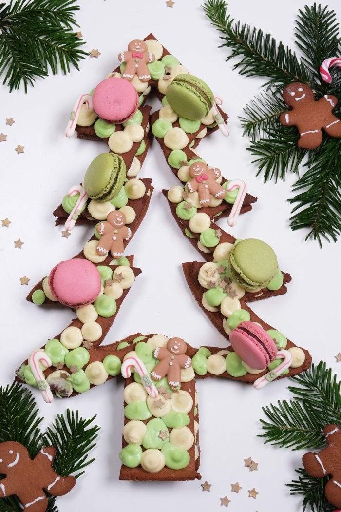 Weihnachlicher lebkuchen-tannenbaum cake nach letter cake-art