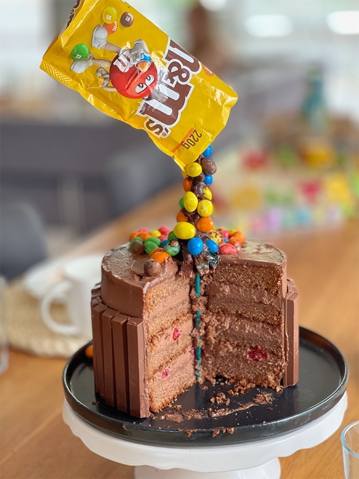 M&M-Torte mit Schokolade und Himbeeren. Gravity Cake Rezept