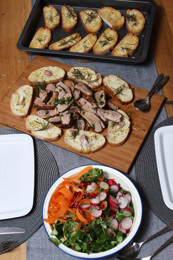 Jamie Oliver 30 Minuten Menu Ente Und Salat Mit Riesencroutons Milchreis Pflaumen Kompott 