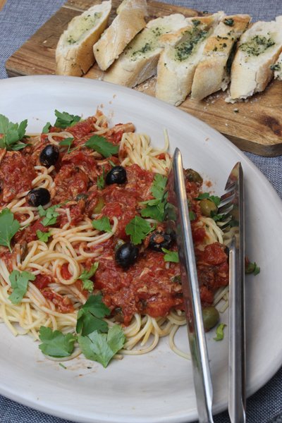 Jamie Oliver 30 Min. - Puttanesca, Fenchel-Radieschen-Salat, Knoblauchbrot & Schokoladencreme 1