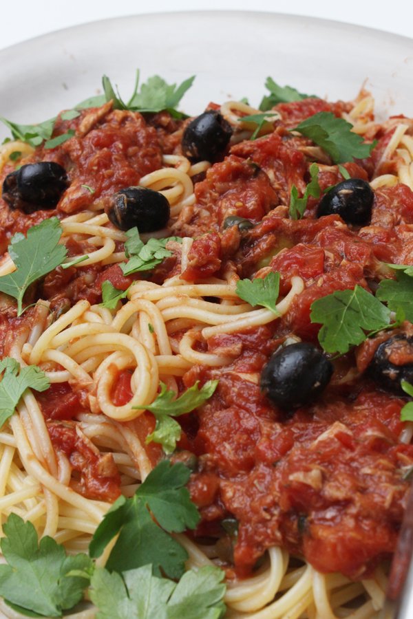 Spaghetti alla Puttanesca, Fenchel-Radieschen-Salat, Knoblauchbrot & Schokoladencreme à la Jamie Oliver 30 Minuten