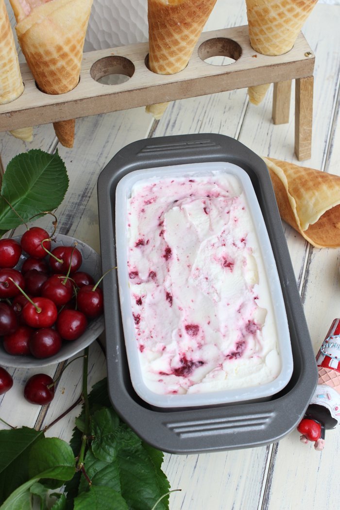 Joghurt-Holunder Eis mit Kirschen selber machen