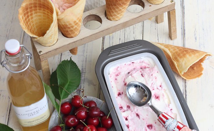 IMG Joghurt Holunder Eis mit Kirschen 2