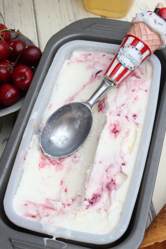Joghurt-Holunder Eis mit Kirschen selber machen