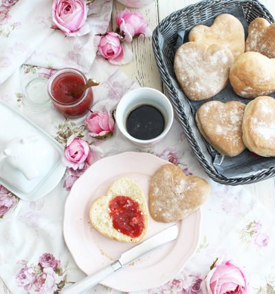 Frühstück zum muttertag: leckere joghurtbrötchen in herzform 5