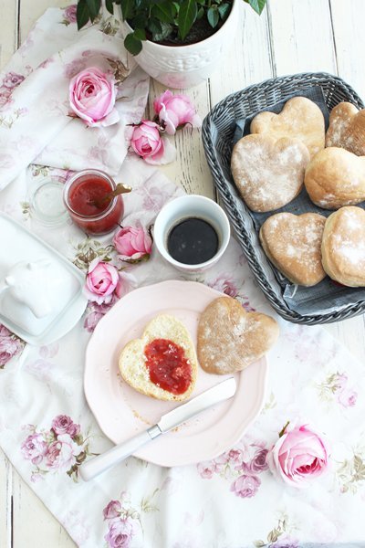 Frühstück zum Muttertag: Leckere Joghurtbrötchen in Herzform 1