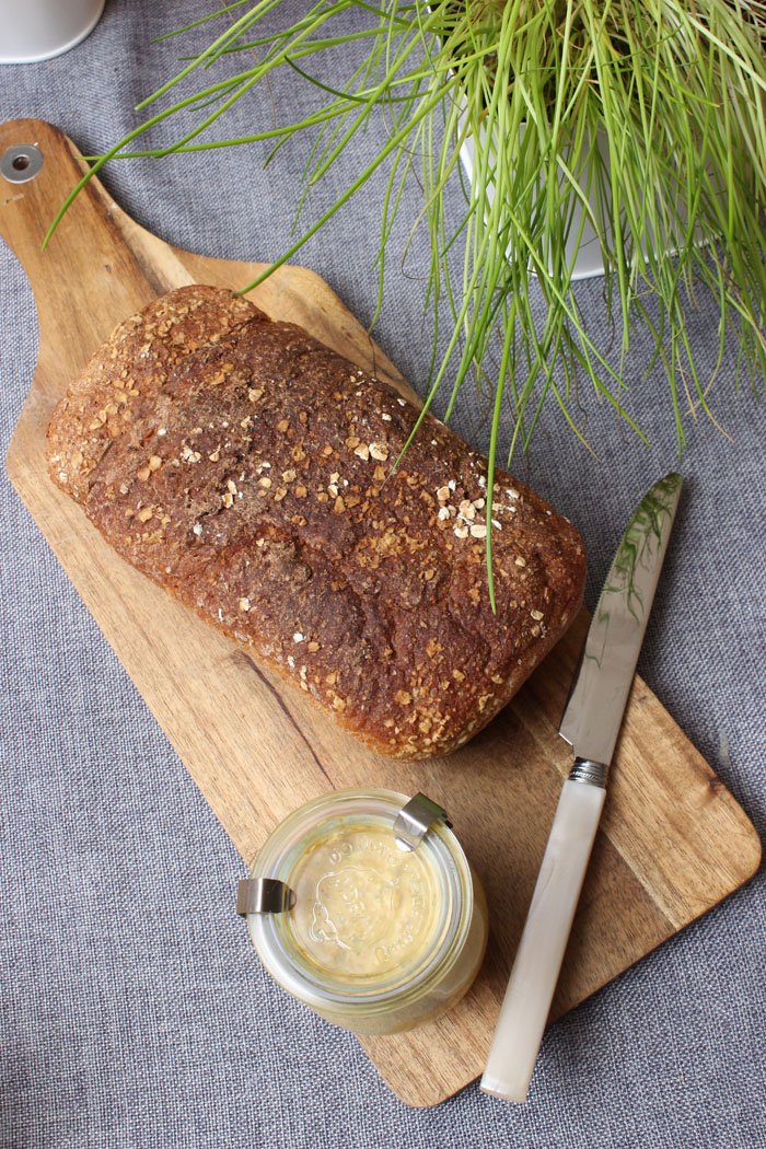 Dinkel-Haferflocken Brot &amp; Herzhafter Kürbis-Feta-Walnuss-Aufstrich