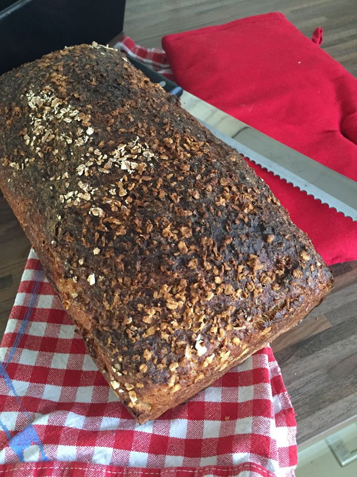 Dinkel-Haferflocken Brot &amp; Herzhafter Kürbis-Feta-Walnuss-Aufstrich