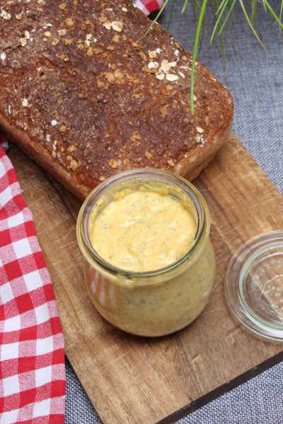 Dinkel-Haferflocken Brot & Herzhafter Kürbis-Feta-Walnuss-Aufstrich Dinkel-Haferflocken Brot & Herzhafter Kürbis-Feta-Walnuss-Aufstrich