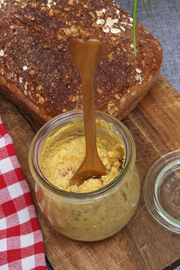 Dinkel-Haferflocken Brot &amp; Herzhafter Kürbis-Feta-Walnuss-Aufstrich