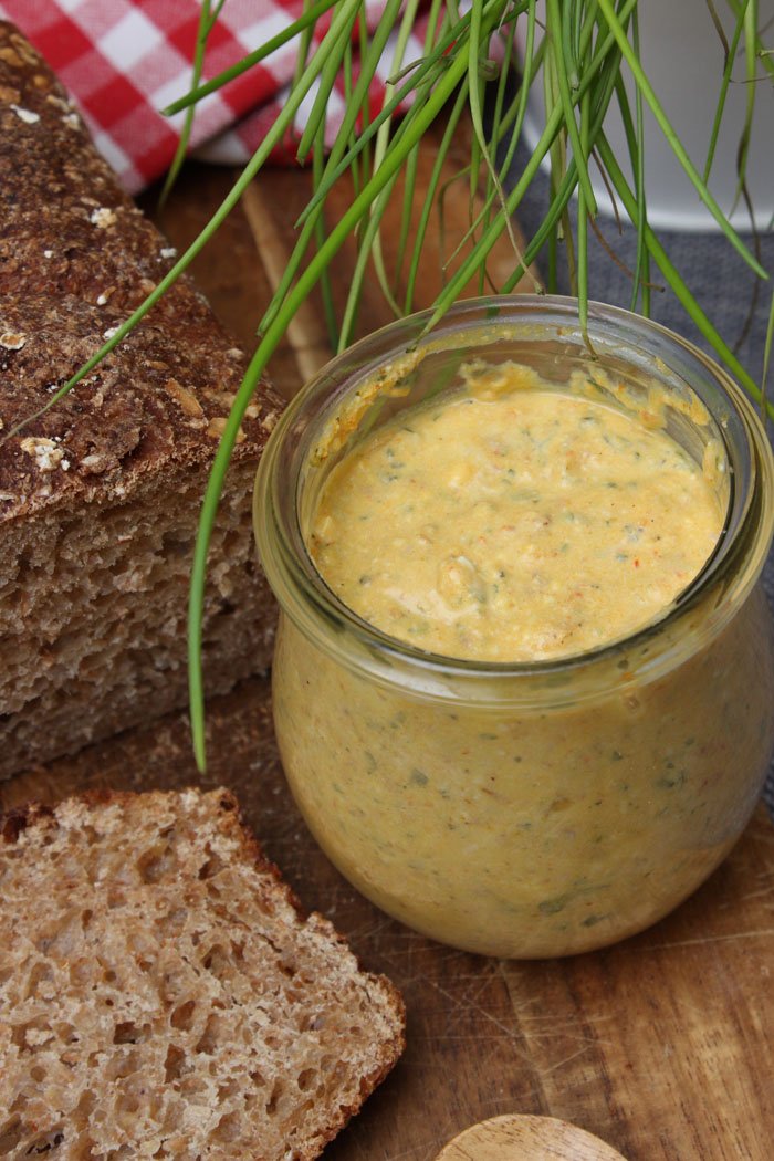 Dinkel-Haferflocken Brot &amp; Herzhafter Kürbis-Feta-Walnuss-Aufstrich