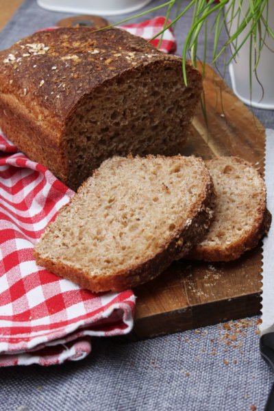 Dinkel-Haferflocken Brot &amp; Herzhafter Kürbis-Feta-Walnuss-Aufstrich