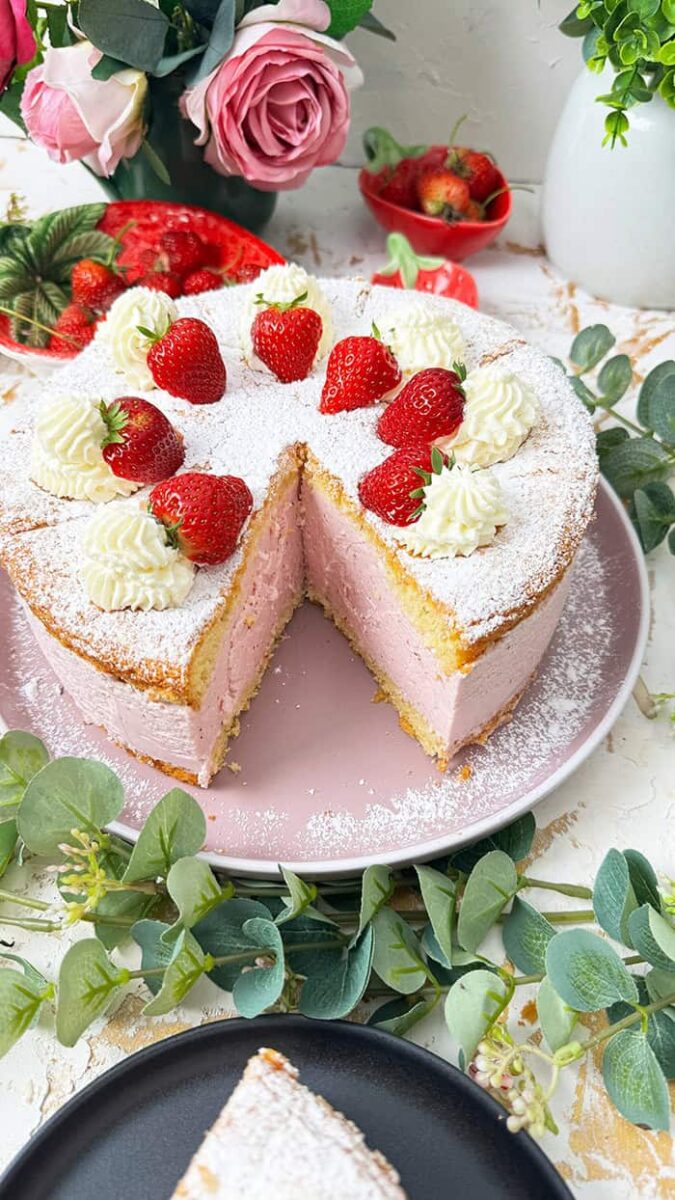 Köstliche Käse-Sahne-Torte mit Erdbeeren Rezept: Cremig und 1 A einfach Fruchtig 1 Köstliche Käse-Sahne-Torte mit Erdbeeren Rezept