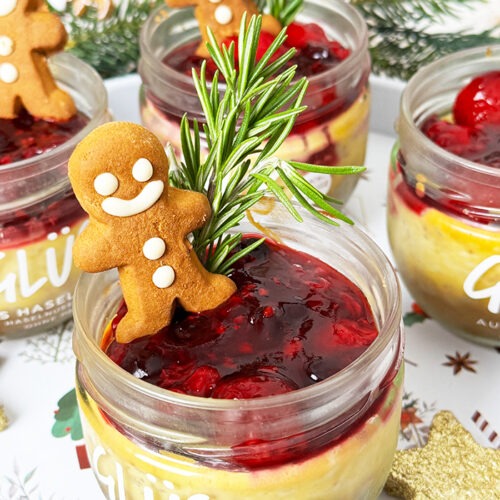 IMG Kaesekuchen im Glas mit Gluehwein Beeren zu Weihnachten 01