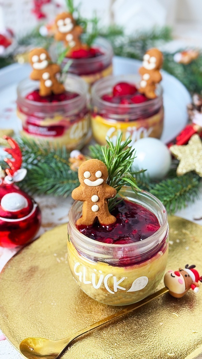 IMG Kaesekuchen im Glas mit Gluehwein Beeren zu Weihnachten 04