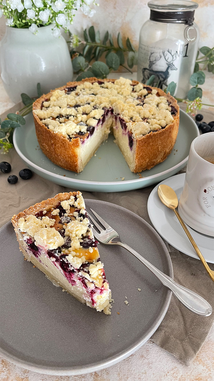 Verführerischer Käsekuchen mit Heidelbeeren und Streusel 2