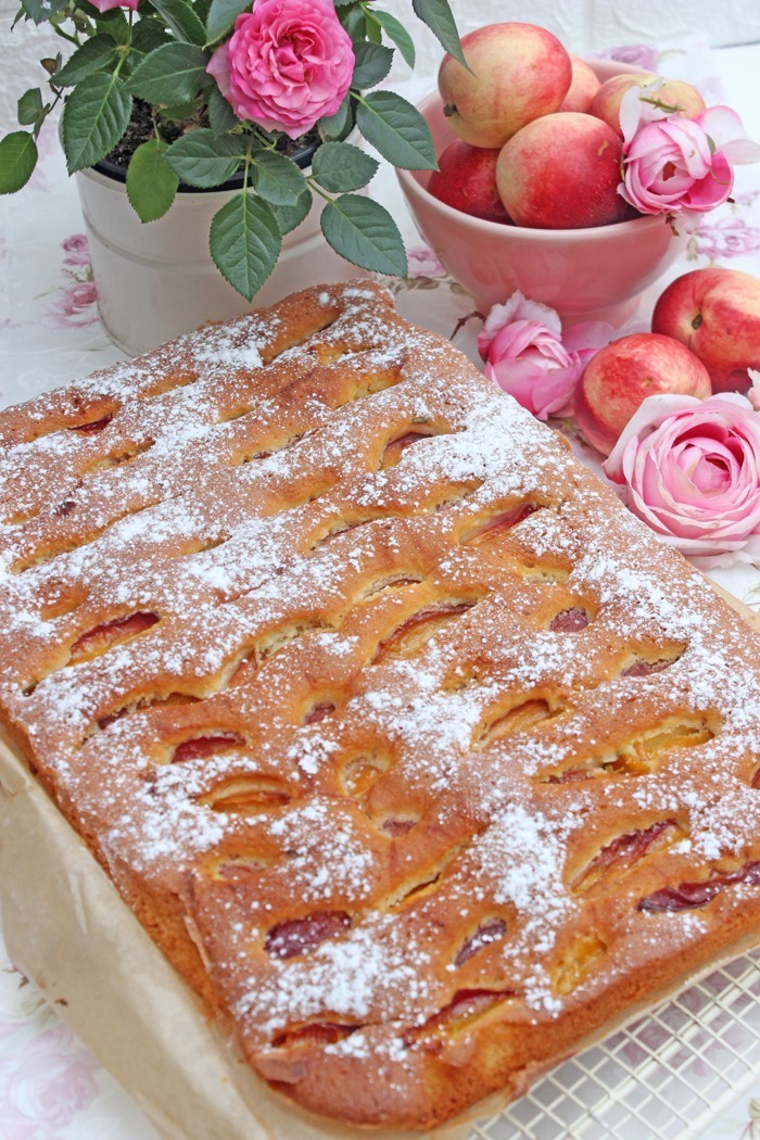 Karamellisierter Nektarinenkuchen mit Rosmarin