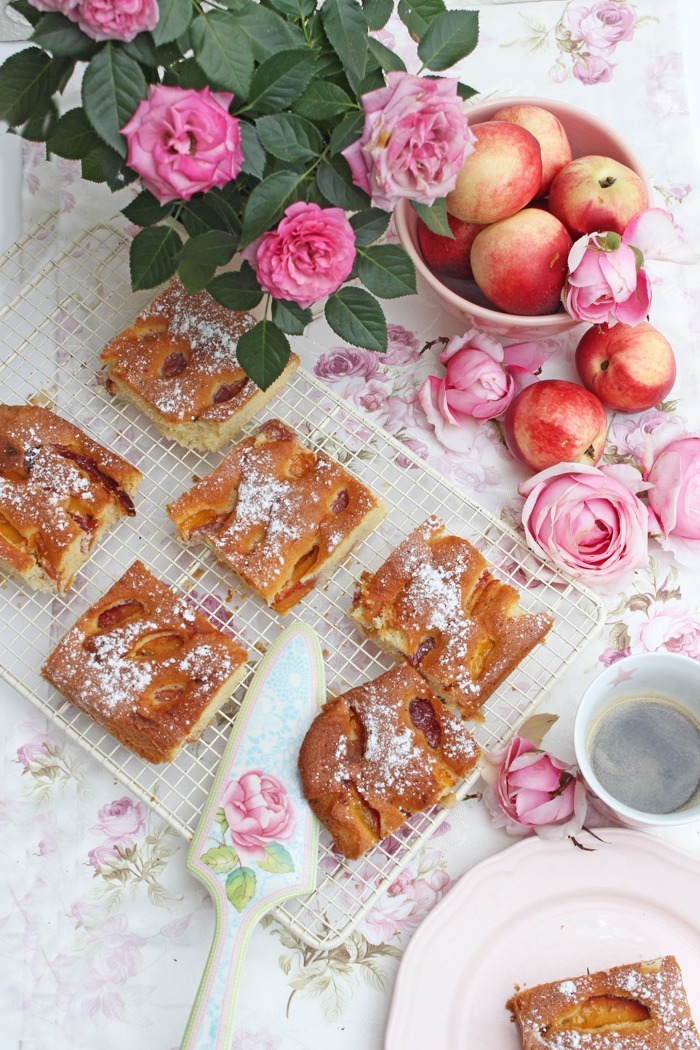 Karamellisierter Nektarinenkuchen mit Rosmarin