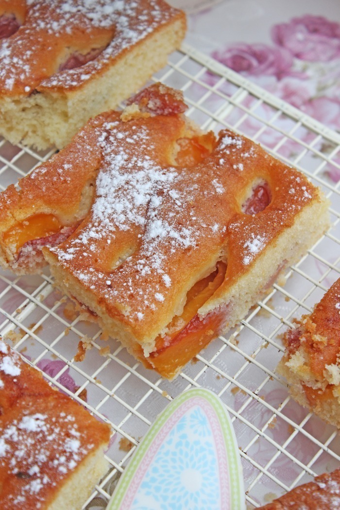 Karamellisierter Nektarinenkuchen mit Rosmarin